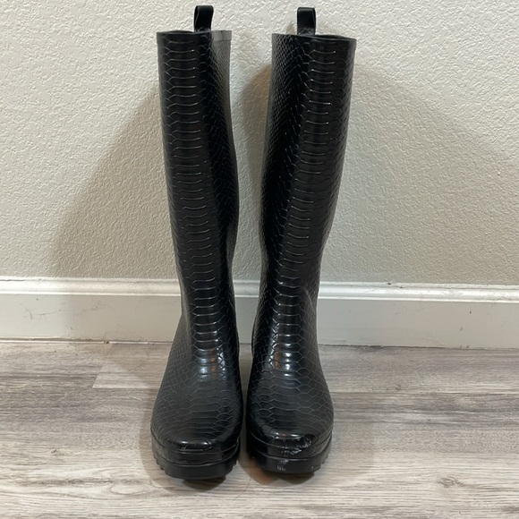 Stuart Weitzman black rubber snake embossed rain boots size 7 - Picture 2 of 8